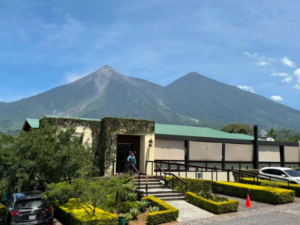 Los senderos y jardines de Finca San Cayetano ofrecen un espacio ideal para desconectarse y disfrutar del entorno natural. Foto elsalvador.com / Evelyn Alas.