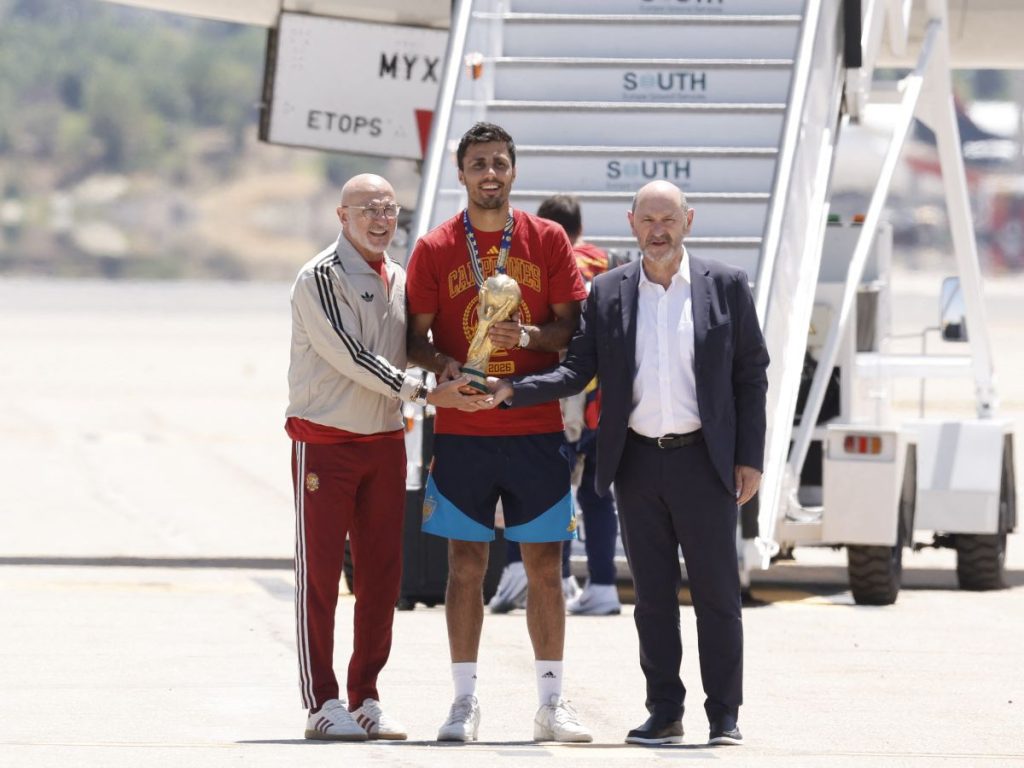 Luis de la Fuente, Rodri y Rafael Louzán posan con la Copa del Mundo tras la llegada de España a Madrid.
