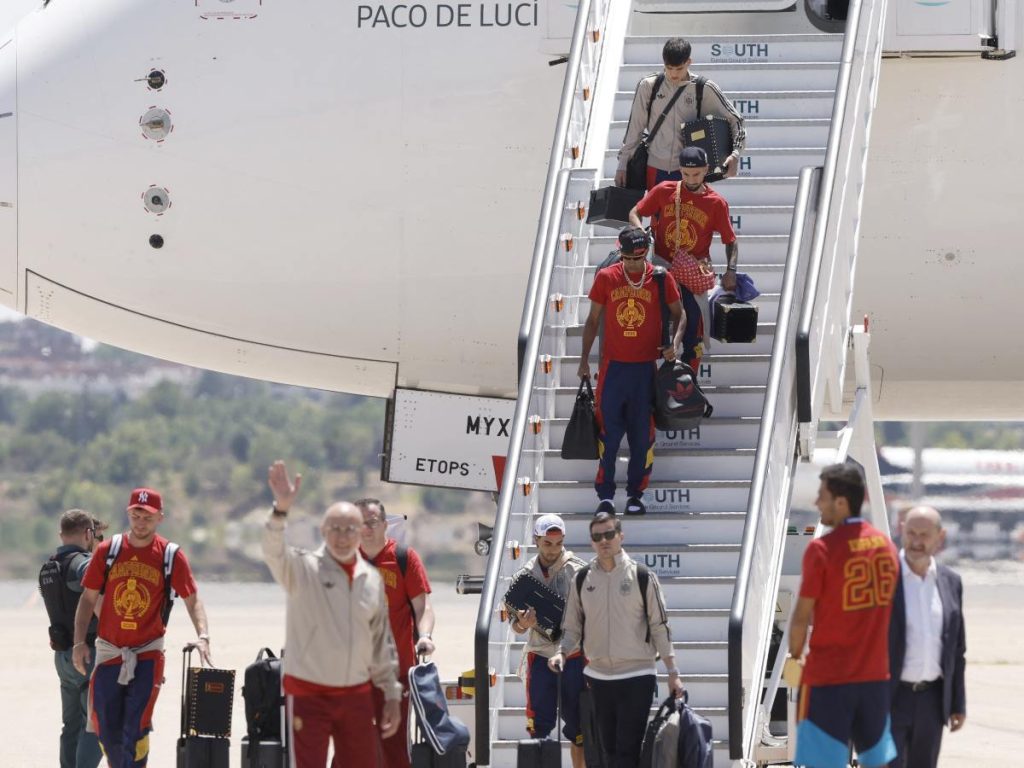 Los jugadores y el cuerpo técnico de España desembarcan en Madrid tras conquistar el Mundial 2026.