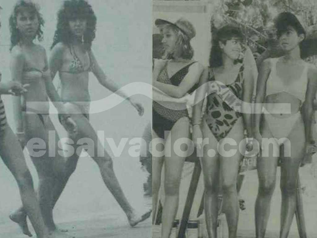 Fotografía antigua y difusa en blanco y negro de cuatro jóvenes salvadoreñas posando juntas en la playa a finales de los años 80. Llucen diferentes trajes de baño, incluyendo un bikini claro de dos piezas y un traje entero con estampado geométrico oscuro. Tienen cortes de cabello voluminosos propios de la época.