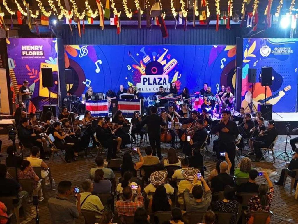 La Sinfónica de la Academia de Música Morazán, de Costa Rica, llenó la Plaza de la Cultura del Paseo El Carmen, en Santa Tecla.