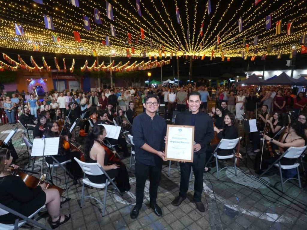 El alcalde Henry Flores entregó un reconocimiento a la Sinfónica de la Academia de Música Morazán por su presentación en Santa Tecla.