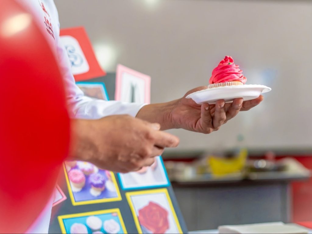 Los talleres de decoración de pasteles brindan habilidades prácticas que pueden convertirse en oportunidades de emprendimiento.