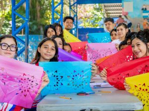 Las actividades artísticas fortalecen la creatividad y el trabajo colectivo dentro de las comunidades.