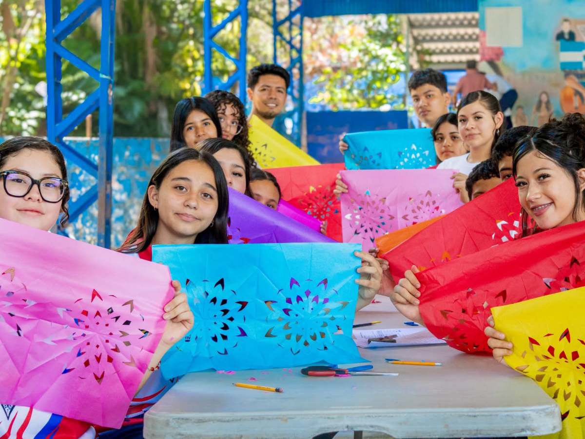 Las actividades artísticas fortalecen la creatividad y el trabajo colectivo dentro de las comunidades.