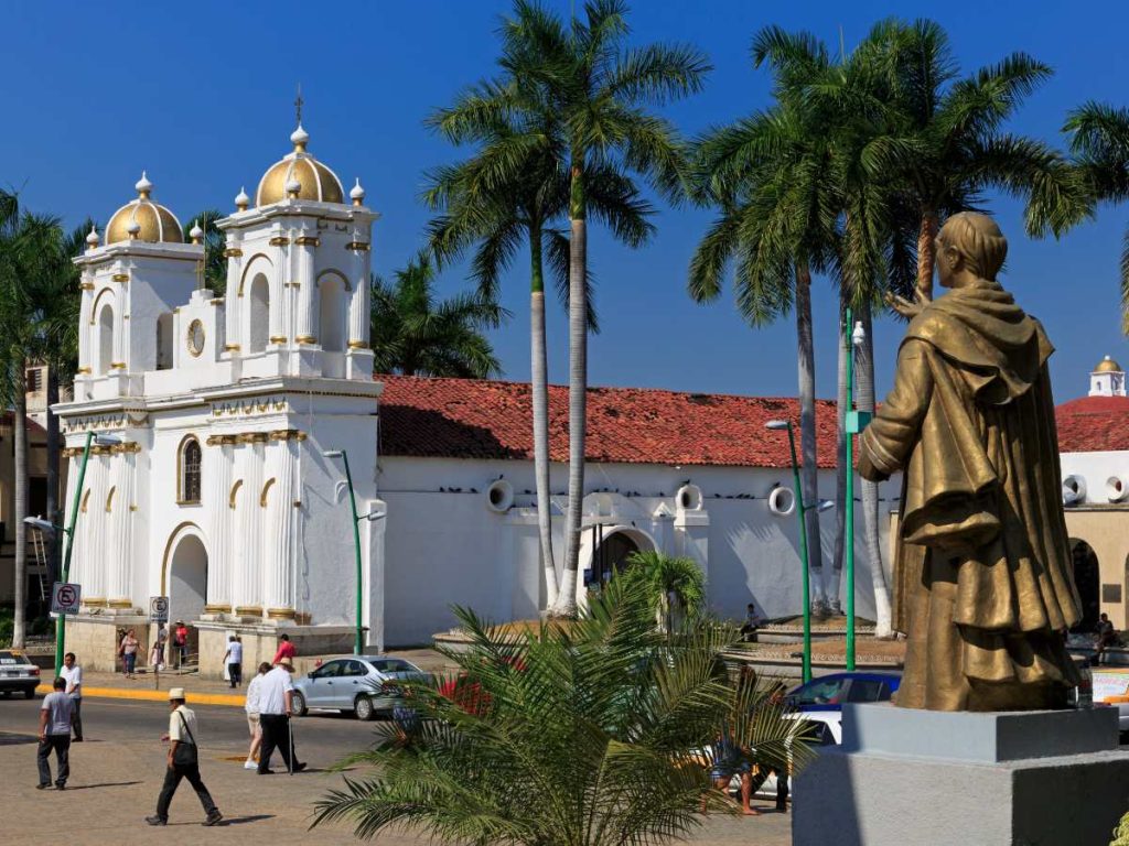 Iglesia de San Agustín y estatua de Hidalgo, Plaza Mayor, Ciudad de Tapachula, Estado de Chiapas, México, América del Norte