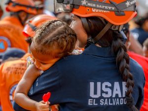 El contingente salvadoreño organizó una tarde de juegos y recreación para niños afectados por los terremotos en La Guaira, Venezuela.