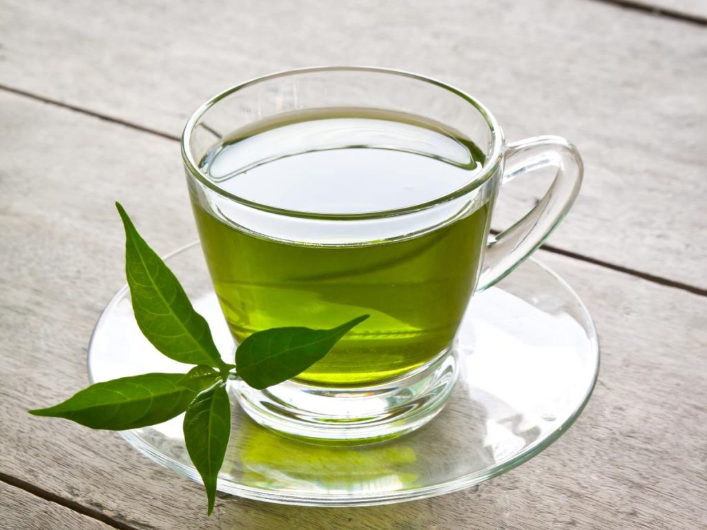 El té aporta polifenoles estudiados por sus posibles efectos antioxidantes.