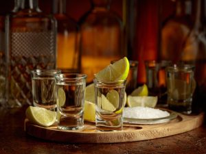 Sal, tequila y limón forman parte del ritual más popular, aunque los expertos sugieren beber las variedades premium en pequeños sorbos.