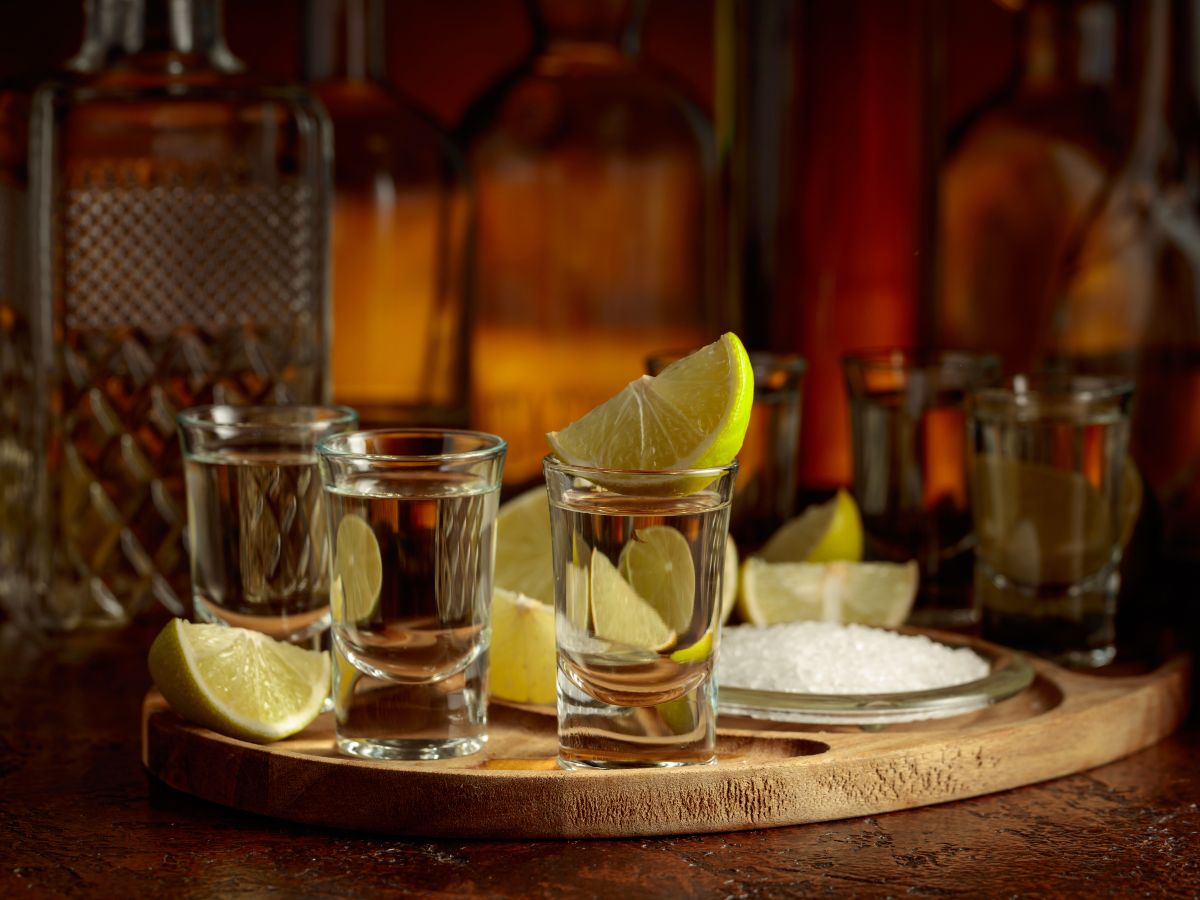 Sal, tequila y limón forman parte del ritual más popular, aunque los expertos sugieren beber las variedades premium en pequeños sorbos.