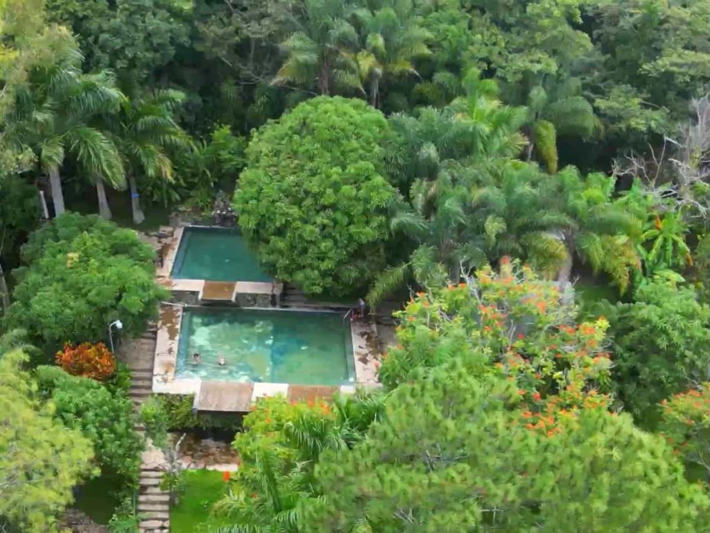 Más de catorce piscinas invitan a relajarse en un ambiente fresco.
