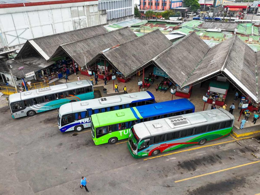 Viajar a México en bus desde San Salvador es posible mediante una ruta directa hacia Tapachula, Chiapas, operada por El Cóndor Internacional.