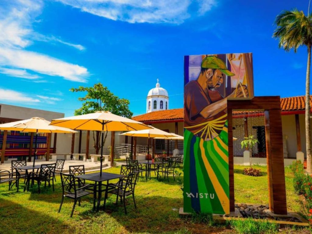 Los telares artesanales destacan por sus colores y texturas.