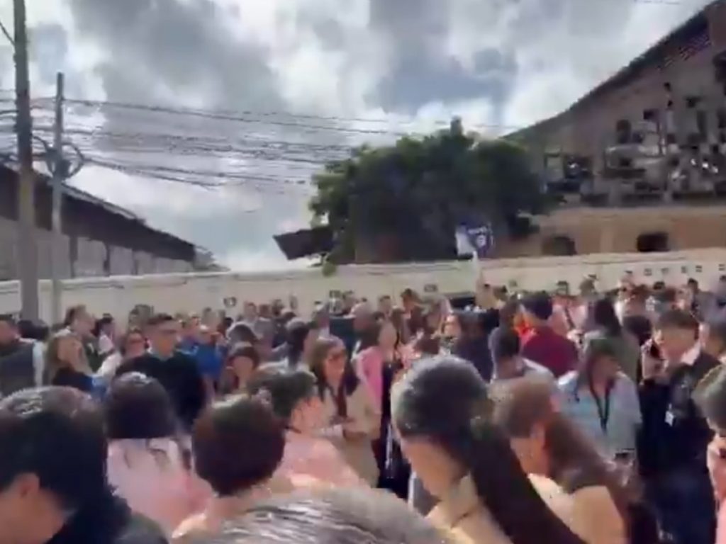 Personas saliendo de edificios tras el terremoto en México. Captura de pantalla de video que circula en redes.