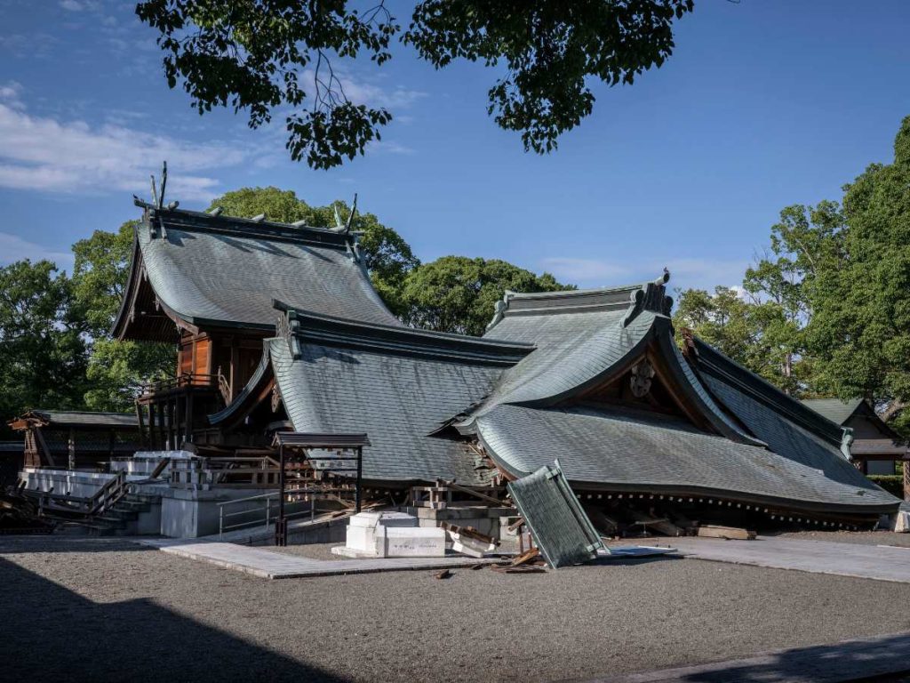 Parte del santuario de Yatsushiro se observa dañada en Yatsushiro, prefectura de Kumamoto, el 29 de julio de 2026, tras el terremoto que azotó el suroeste de Japón el día anterior. (Foto de Yuichi YAMAZAKI / AFP)