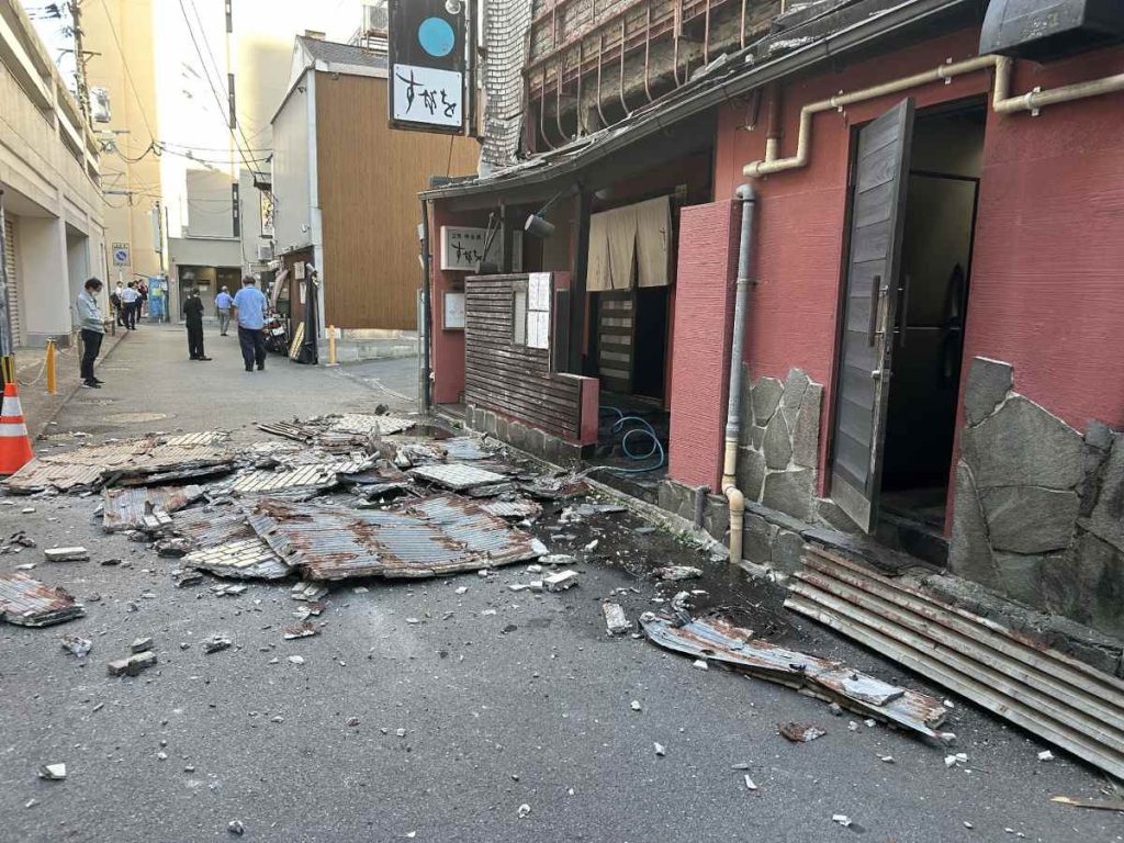 Se observa el derrumbe de la pared exterior de una tienda a causa de un terremoto en la ciudad de Kumamoto, el 28 de julio de 2026. (Foto de JIJI PRESS / AFP