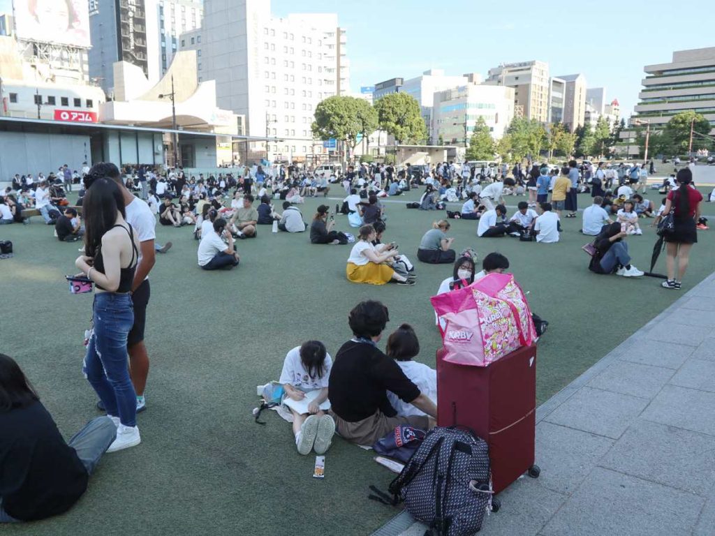 Varias personas esperan en un parque tras evacuar edificios después de un fuerte terremoto en la ciudad de Kumamoto, distrito de Chuo, el 28 de julio de 2026.
