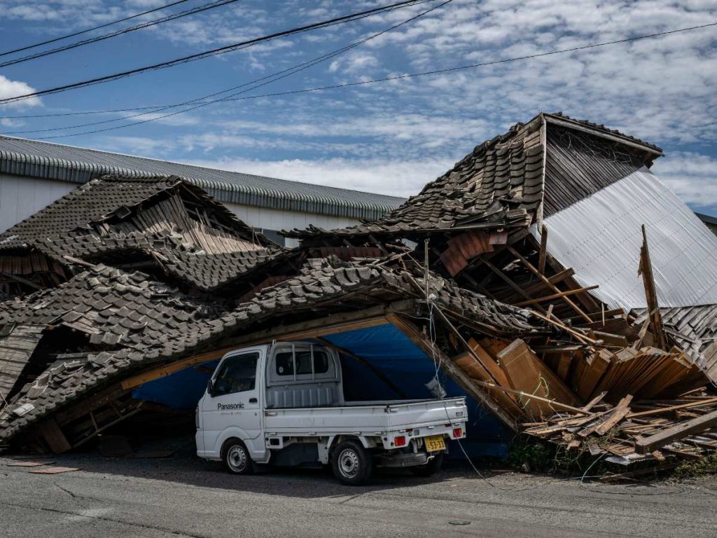 Un nuevo terremoto de magnitud 5.8 sacudió este miércoles la prefectura de Kumamoto, en el sudoeste de Japón, un día después del sismo de magnitud 7.1 que dejó al menos 18 muertos y centenares de heridos.