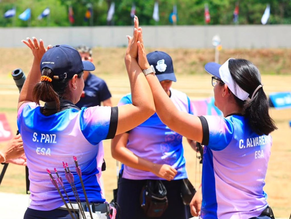 Paola Corado, Sofía Paiz y Camila Alvarenga derrotaron 223-222 a México en una final definida por un punto.