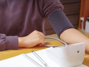 Medirse la presión ayuda a detectar a tiempo posibles cambios, incluso cuando no hay síntomas evidentes.