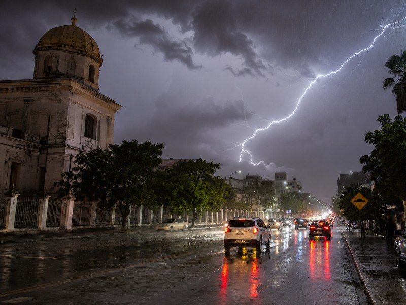 El auto puede funcionar como refugio ante la caída de rayos gracias al fenómeno conocido como jaula de Faraday.