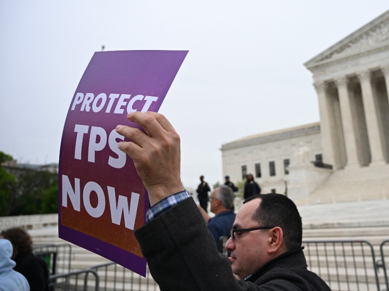 El TPS permite a salvadoreños permanecer y trabajar legalmente en Estados Unidos mientras la protección se mantenga vigente.