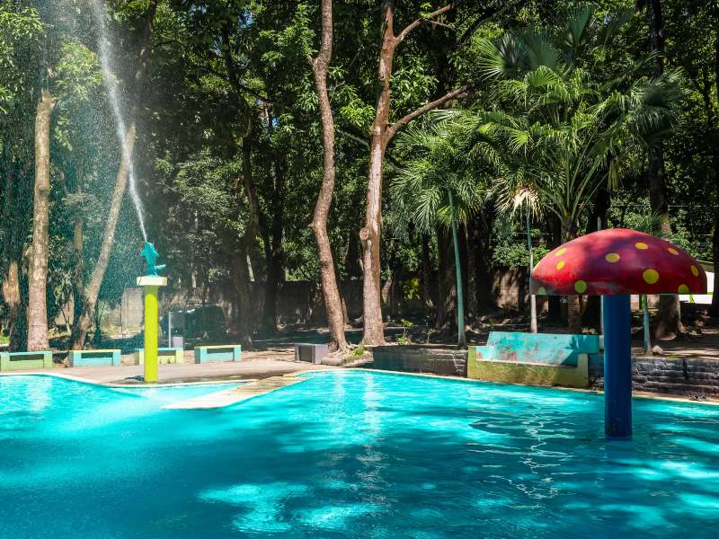 Ichanmichen cuenta con 14 cuerpos de agua, entre estanques y piscinas, además de toboganes para niños y adultos.