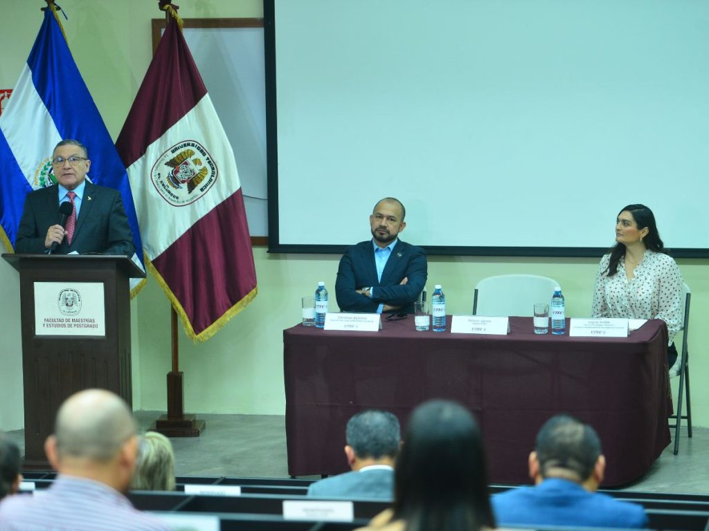 La Universidad Tecnológica de El Salvador presentó la iniciativa para fortalecer competencias digitales con inteligencia artificial. Foto: Lissette Monterrosa