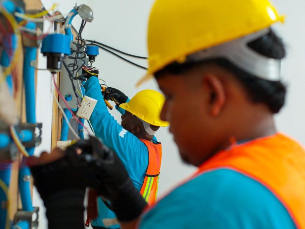 Las plazas disponibles son Técnico de Aseguramiento de Calidad / Control de Calidad - Civil, Técnico de Proyectos Junior y Administrador de Contratos.