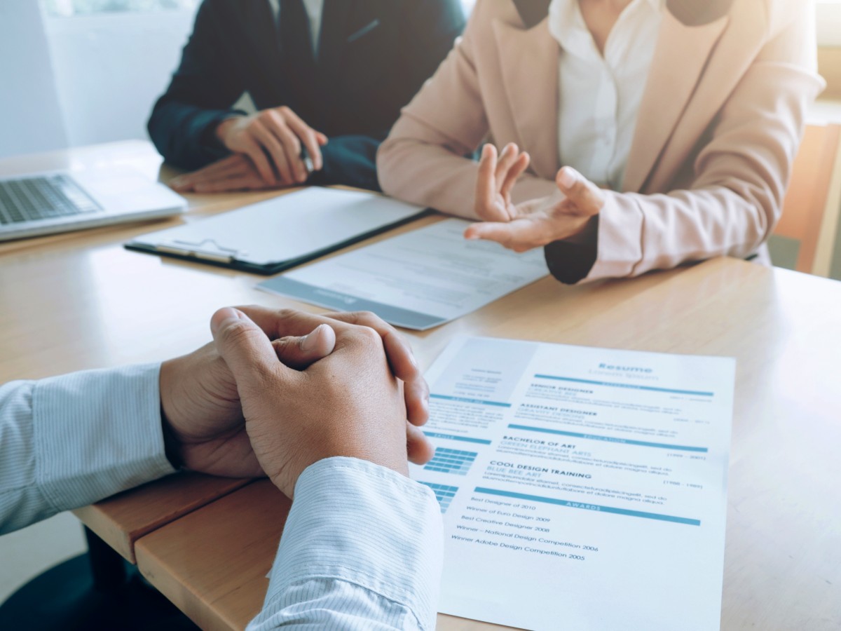 Los interesados deben realizar el proceso de aplicación a través del portal de empleo de la Misión de Estados Unidos en El Salvador y completar la documentación solicitada para cada plaza.