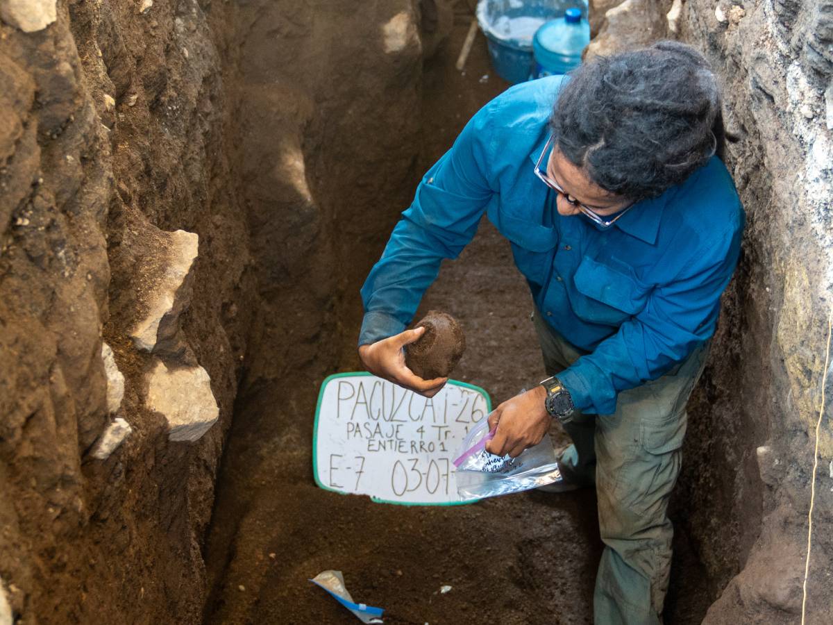 Los arqueólogos documentaron y extrajeron una pequeña vasija de cerámica Usulután con forma de tortuga marina hallada en el sitio arqueológico Pasaje 4, en Antiguo Cuscatlán. Fotografía/ Ministerio de Cultura