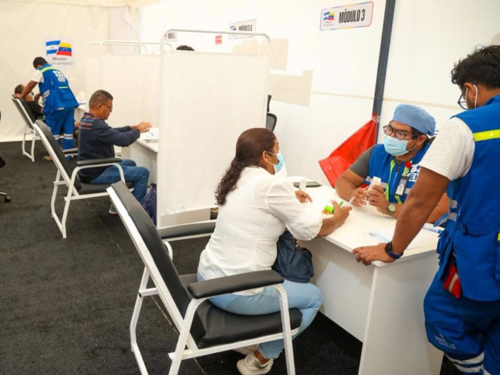 Familias venezolanas reciben atención médica en los módulos habilitados por la misión salvadoreña.