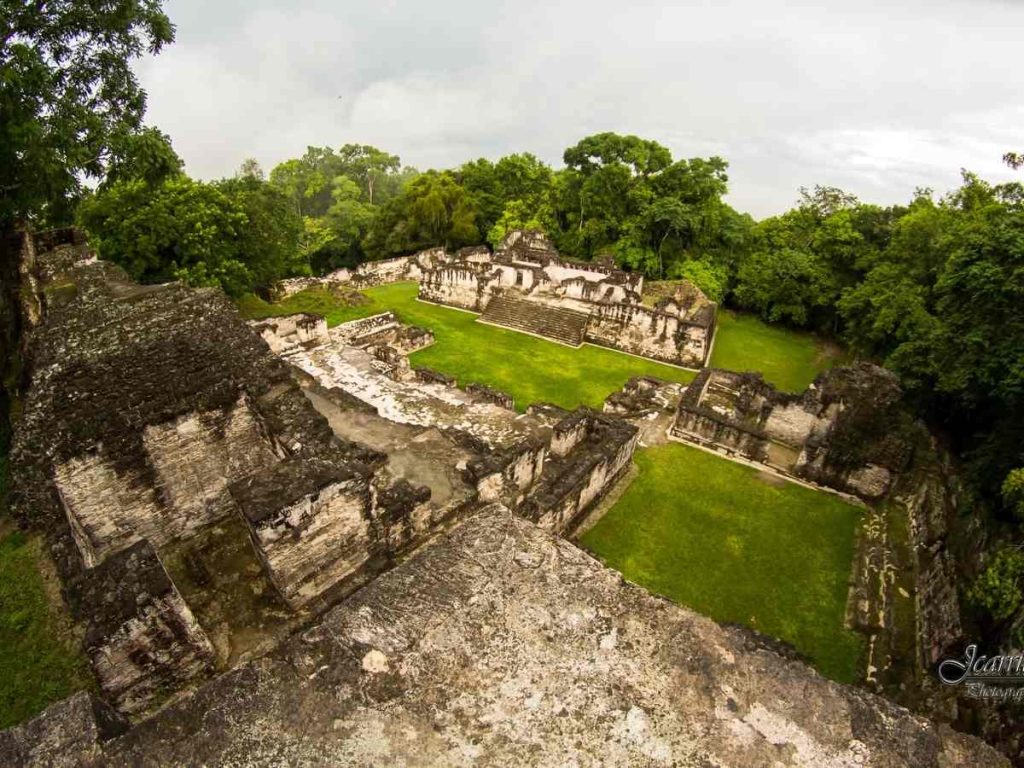 Tikal combina arqueología, naturaleza y aventura en Guatemala.