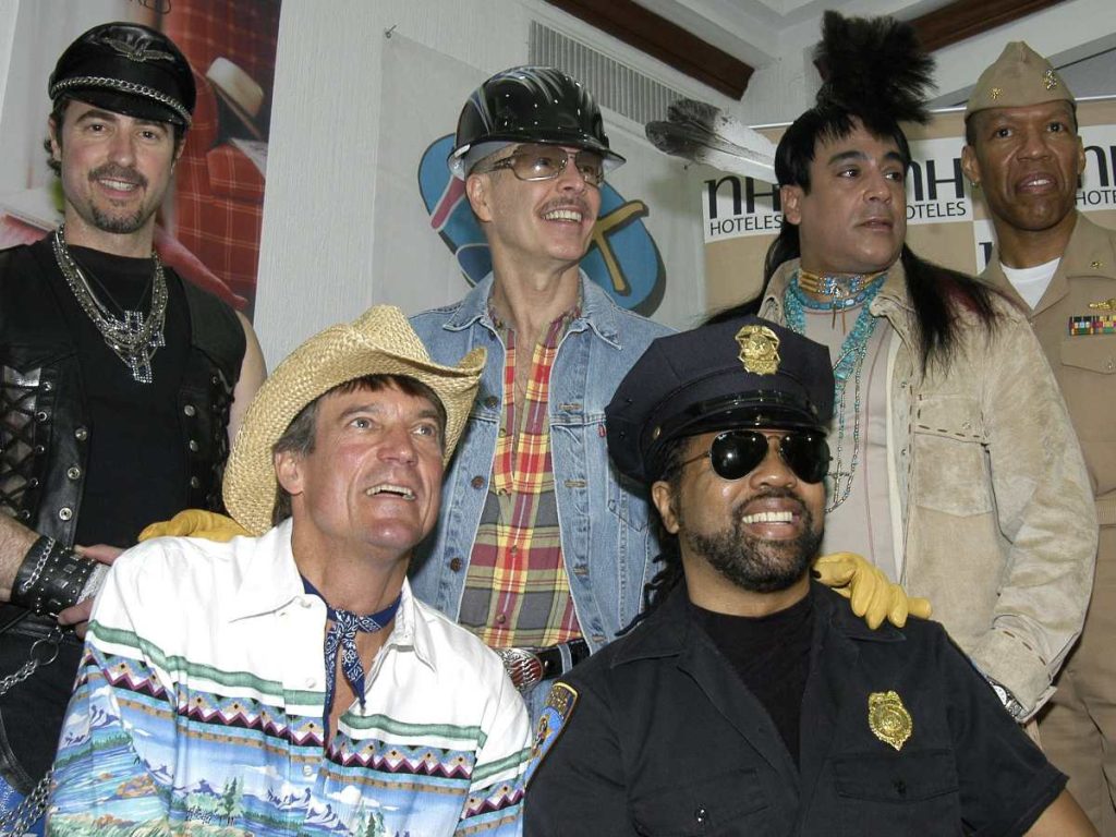 Victor Willis posa con Village People en México en 2004. El vocalista original murió a los 74 años.