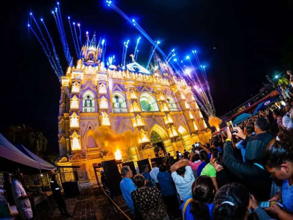 Las mañanitas a Señora Santa Ana reunieron a familias en el atrio de Catedral como parte de las Fiestas Julias 2026.