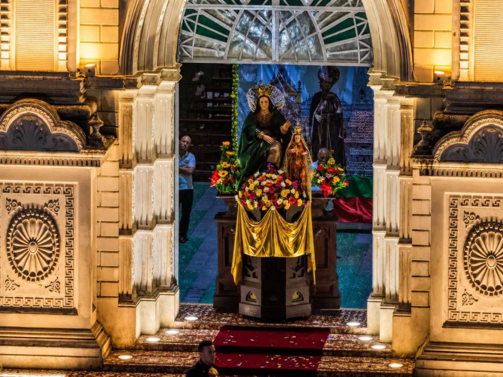 Las mañanitas a Señora Santa Ana reunieron a familias en el atrio de Catedral, entre música, fuegos artificiales y tradición.