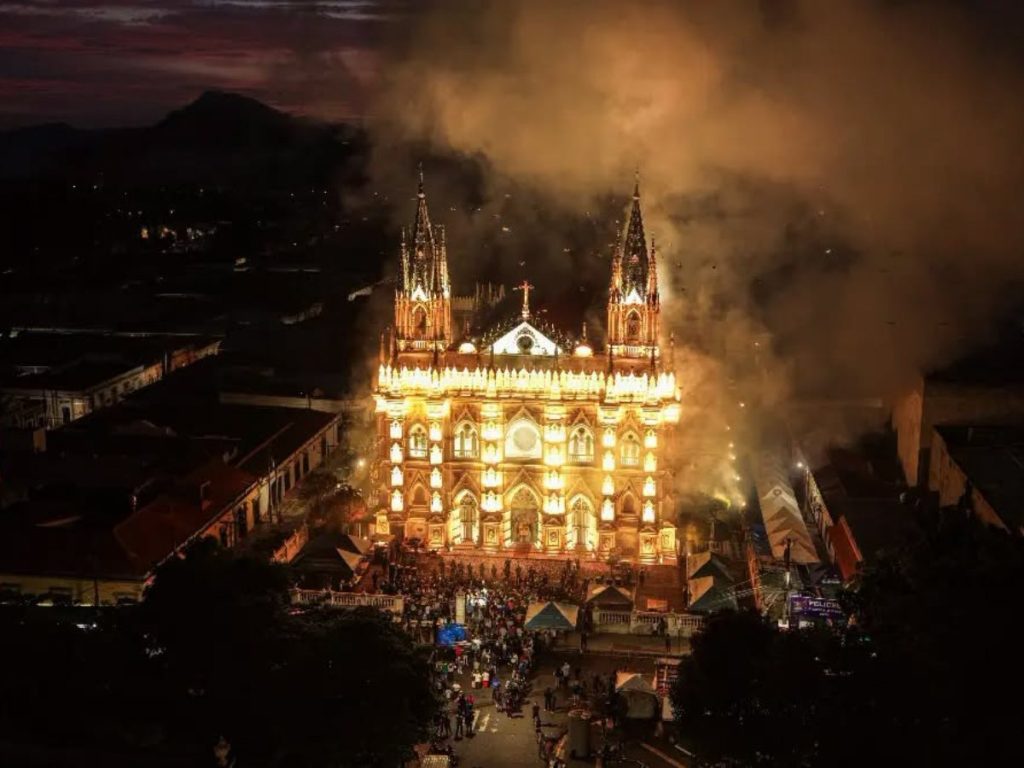 Las mañanitas a Señora Santa Ana reunieron a familias en el atrio de Catedral como parte de las Fiestas Julias 2026. Foto: Alcaldía de Santa Ana