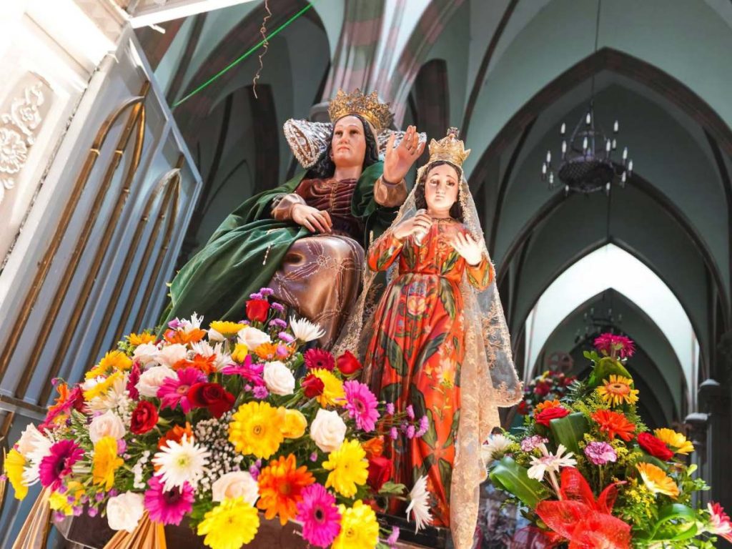 La imagen de Señora Santa Ana fue parte de la celebración religiosa en el atrio de Catedral. Foto: Alcaldía de Santa Ana