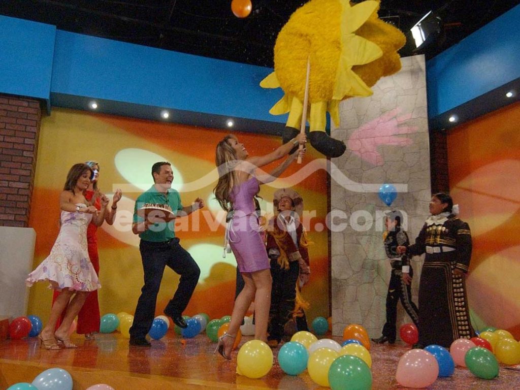 Luciana Sandoval, Daniel Rucks, María Elisa Parker, Francisco González, María Fernanda Badillo y Leandro Sánchez integraron el elenco original de Viva la Mañana, que debutó el 18 de julio de 2005. Foto/ Archivo elsalvador.com