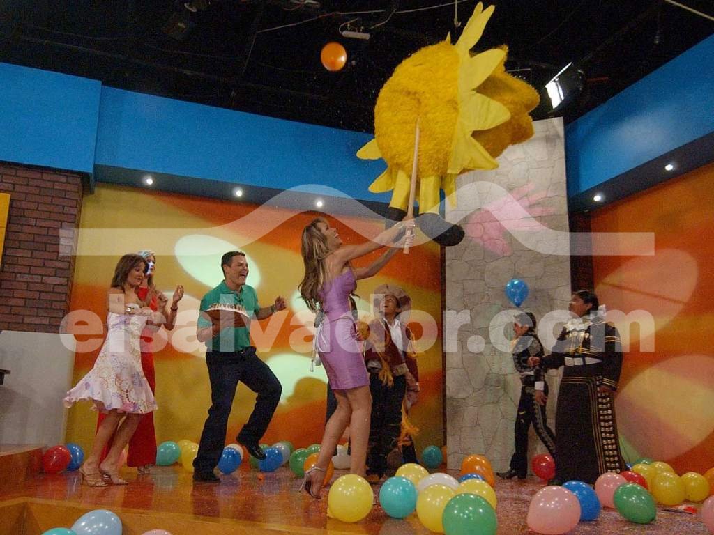 Celebración festiva con piñata en forma de sol.