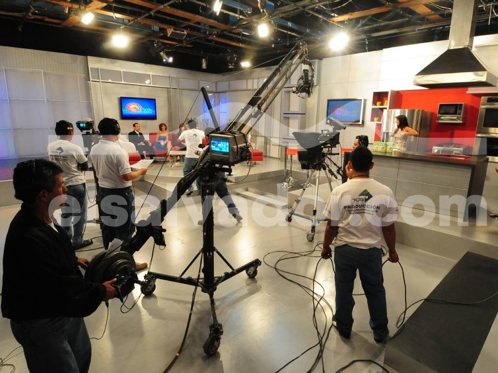 Vista amplia del equipo técnico operando en el estudio.