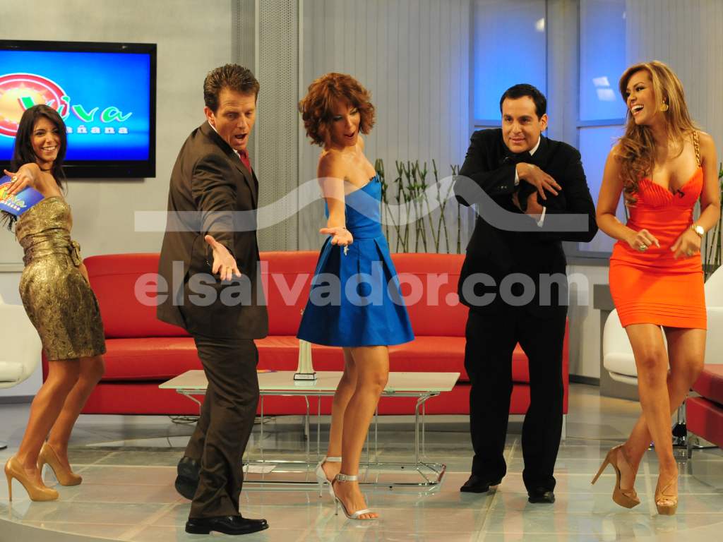 Elenco baila y se divierte durante el programa.