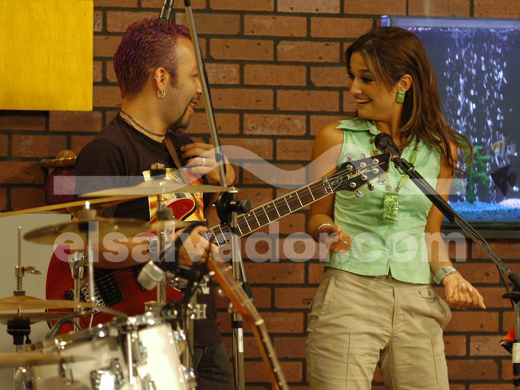 Charla musical con guitarra en mano en el set.