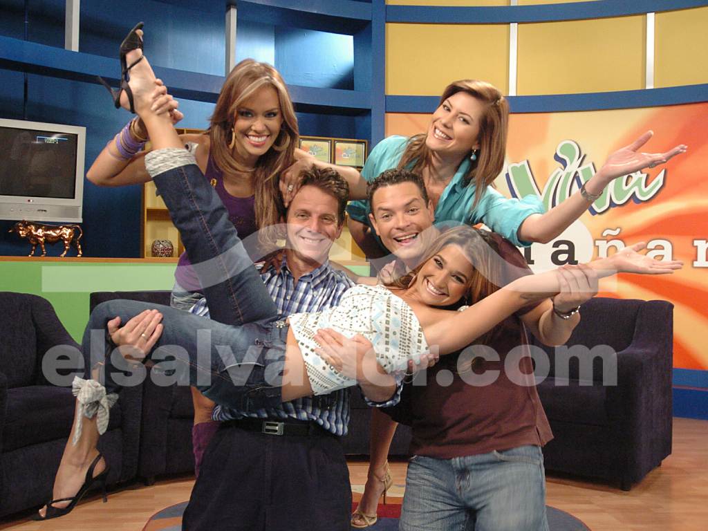 Con la chispa que los caracterizaba, los presentadores juegan y hacen poses divertidas frente a las cámaras, cargando a una de sus compañeras en medio del colorido estudio.