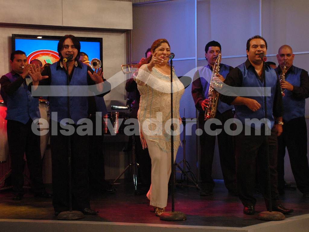 LOS HERMANOS FLORES Una agrupación musical y su vocalista principal llenan de sabor el escenario del programa, acompañados por una sección de vientos y percusión que encendía las mañanas.