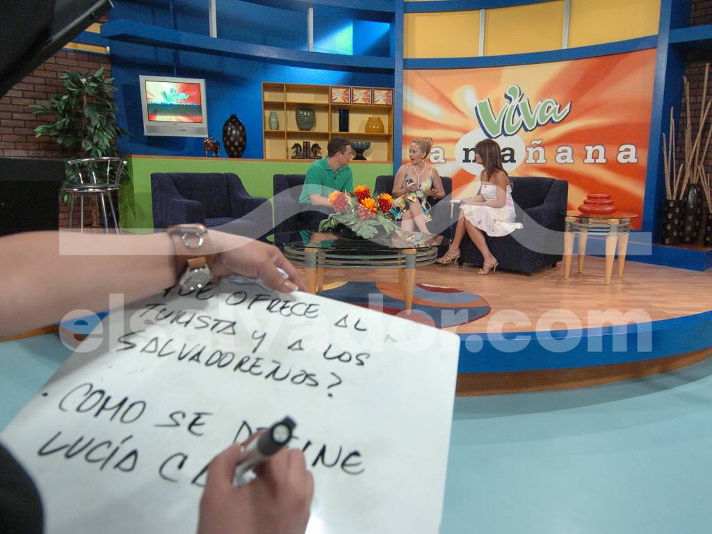 Primer plano de las tarjetas de apoyo o apuntes del equipo de producción en el set, revelando las preguntas clave que dirigirían la entrevista en vivo con los invitados en el sillón.