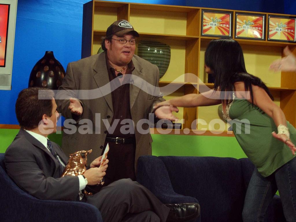 El carismático "Gordo Max" interactúa de forma expresiva y enérgica en la sala del set, compartiendo risas y anécdotas con el resto de los conductores del programa.