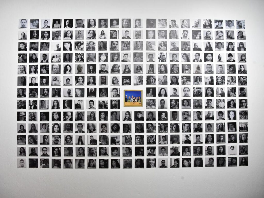 La pared de fotografías reúne a artistas que han formado parte de Volarte desde 2011, como un homenaje a la comunidad que ha construido la historia del colectivo. Fotografía/ Miguel Lemus
