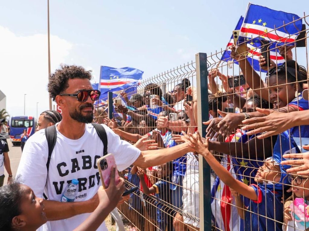 Vozinha saluda a los aficionados de Cabo Verde que lo esperaban a su llegada al país tras el Mundial. Foto EFE