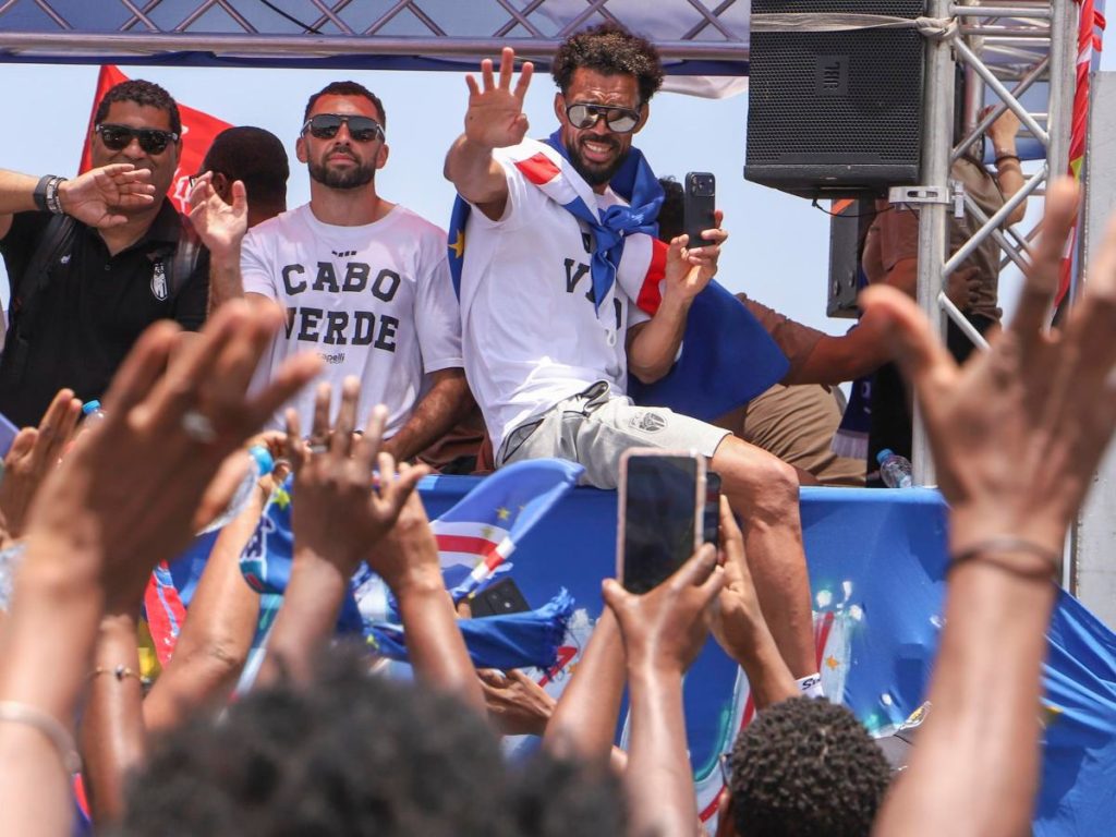 Vozinha saluda a los aficionados de Cabo Verde que lo esperaban a su llegada al país tras el Mundial. Foto EFE